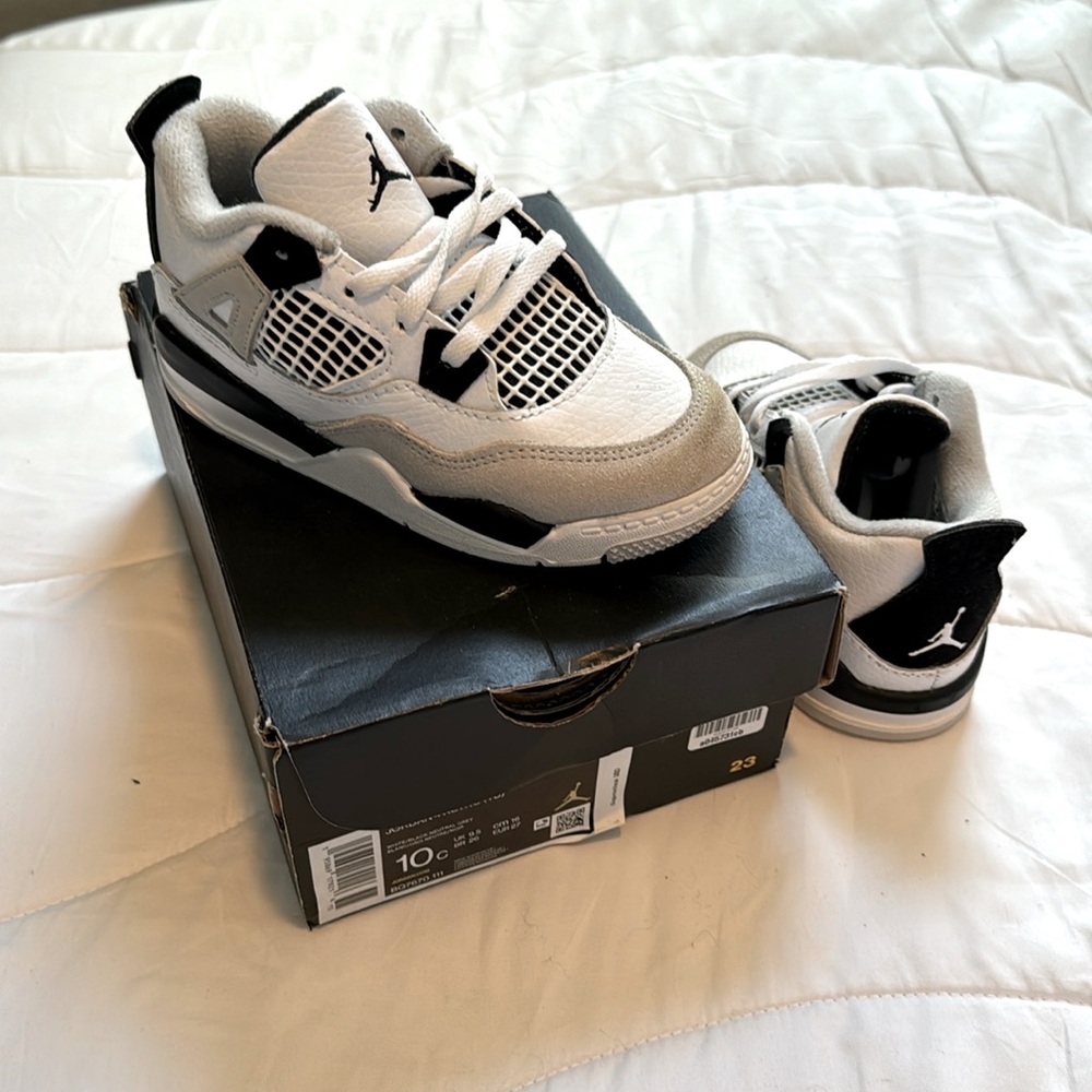 Jordan Retro 4 Military Black